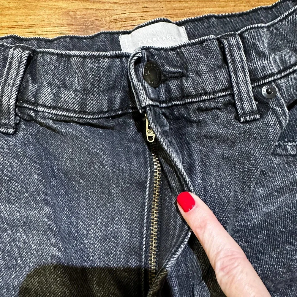 Everlane Women’s Raw Hem Relaxed Fit Washed Black‎ Shorts Denim Jeans